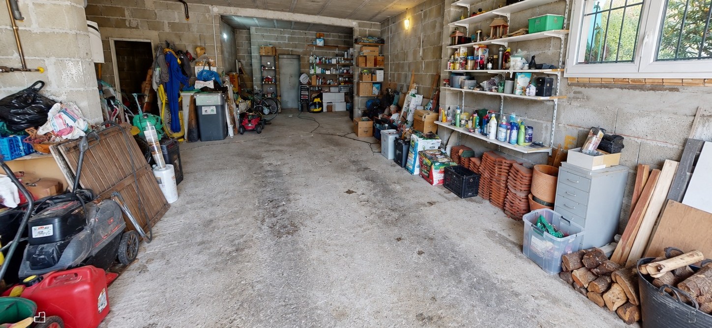 Garage d'origine encombré, avant transformation.
