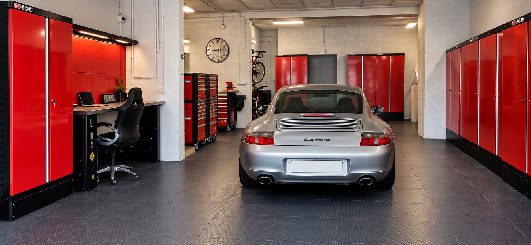 Garage terminé, fonctionnel et cohérent.
